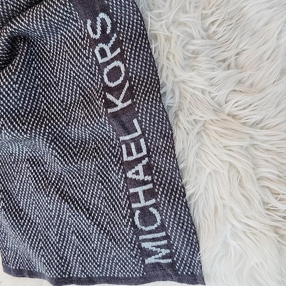 EUC MICHAEL KORS METALLIC SCARF - Picture 2 of 5
